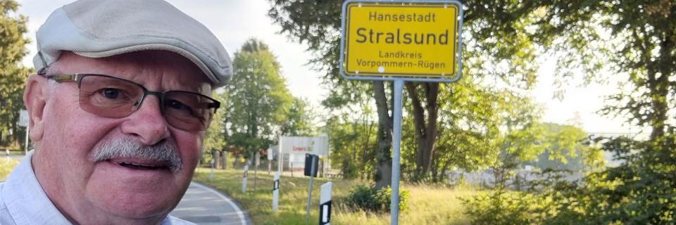 Autor Michael-Günther Bölsche am Ortseingang von Stralsund